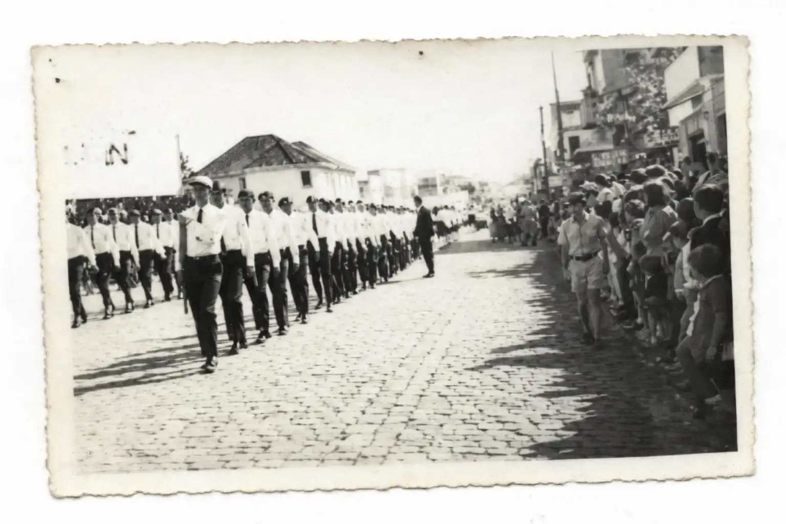Alfabetização pela Bíblia — desfile de alunos da Escola John Ongman